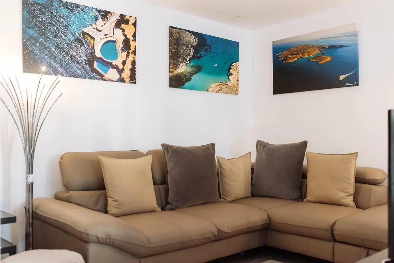 Tres Chic Double Sized Apartment Bucarest 0*,  Romania